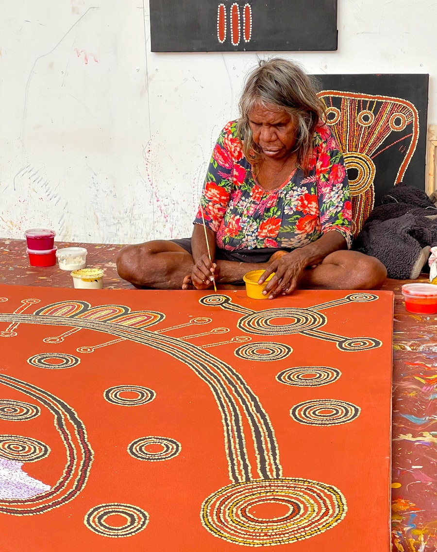 L'artiste Angela Watson en préparation d'une grande œuvre. © Photo Aboriginal Signature Estrangin Gallery with the courtesy of the artist and Ninuku Arts.