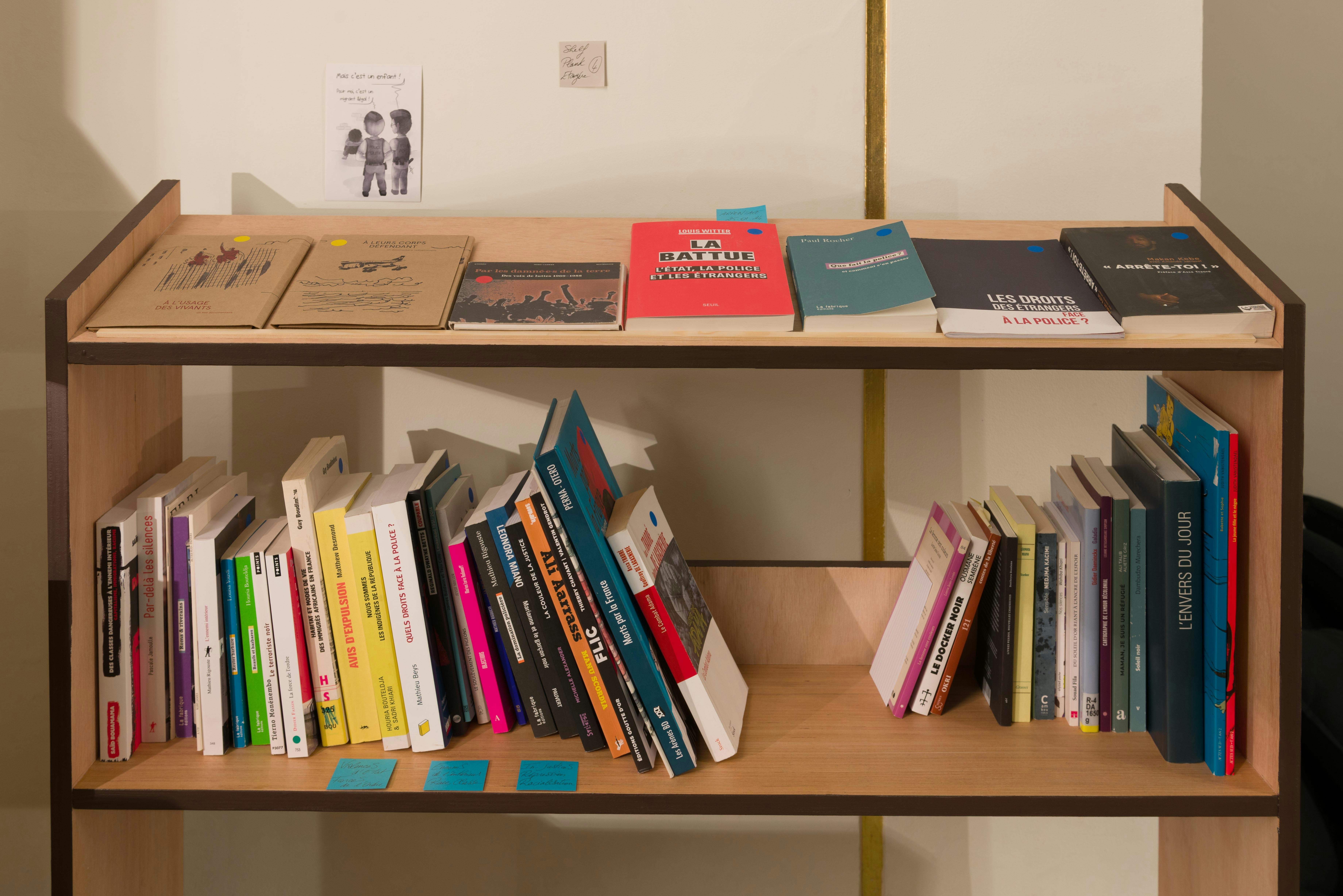 Bibliothèque sans papiers dans Holding rehearsals