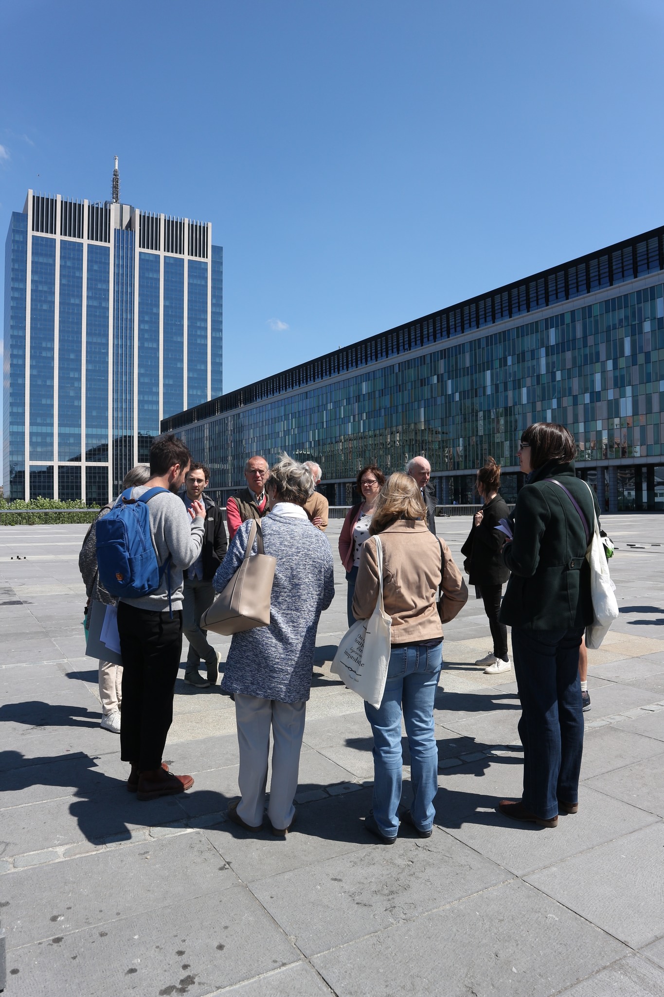 Bruxelles VS Bruxellisation — Au centre de la place Rogier (devant l’entrée principale du Starbucks)
