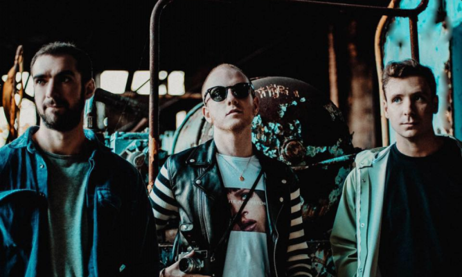 TWO DOOR CINEMA CLUB — Cirque Royal
