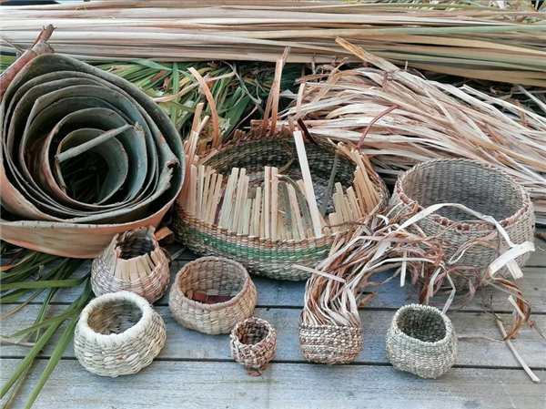 CreaDkantine: basket weaving with bulrush