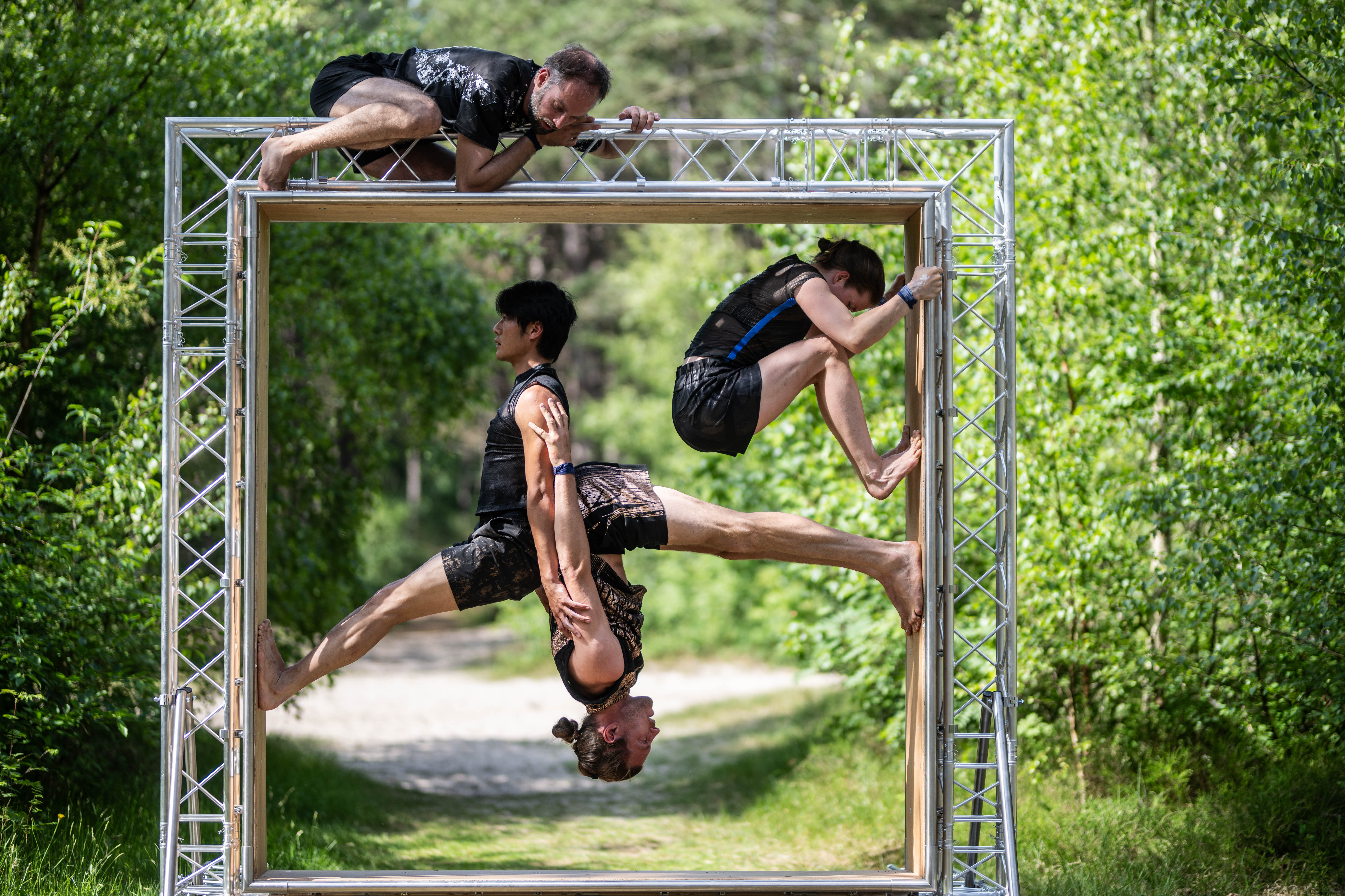 Frames — Extra Muros