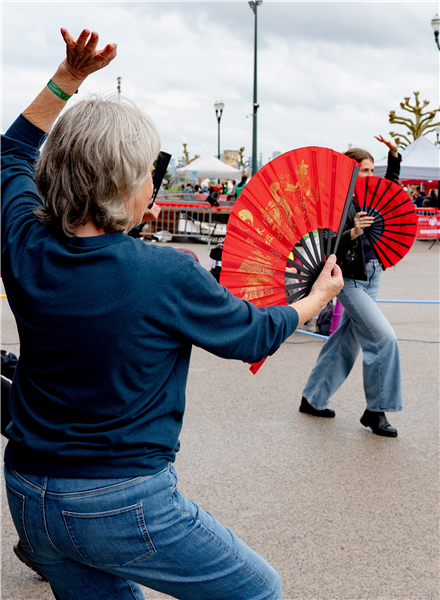 Tai Chi with the fan: GOLD card