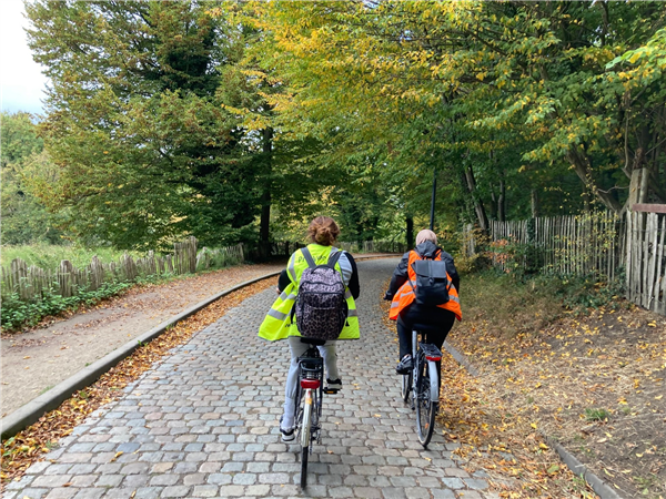 Nous faisons du vélo en automne
