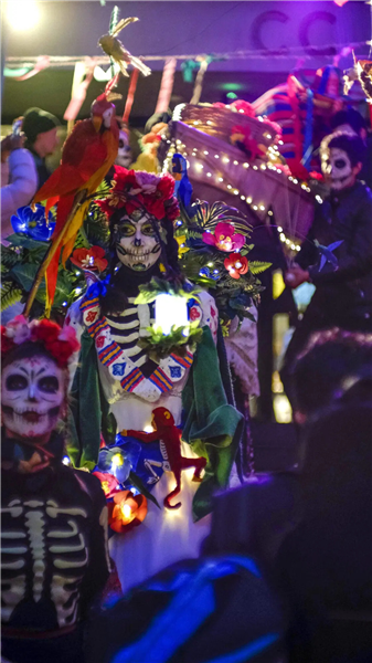 Troostplek: Optocht Dia De Muertes