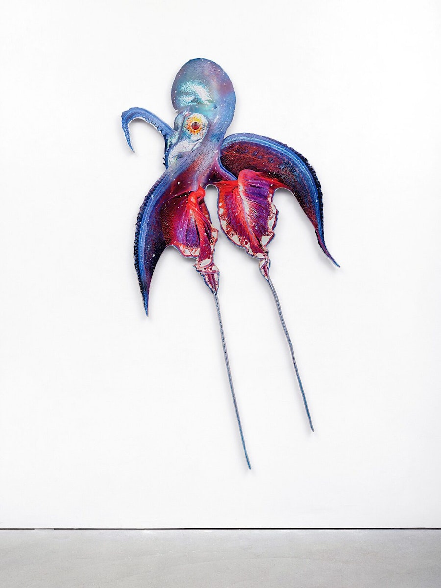 Hoofdafbeelding: Earthware (brooding squid 02), 2025 epoxy clay, UV-resistant ink transfer, aluminium frame, nail polish, PU resin, lenticular print 37 x 177.5 x 3 cm, strong cardboard crate, Berlin