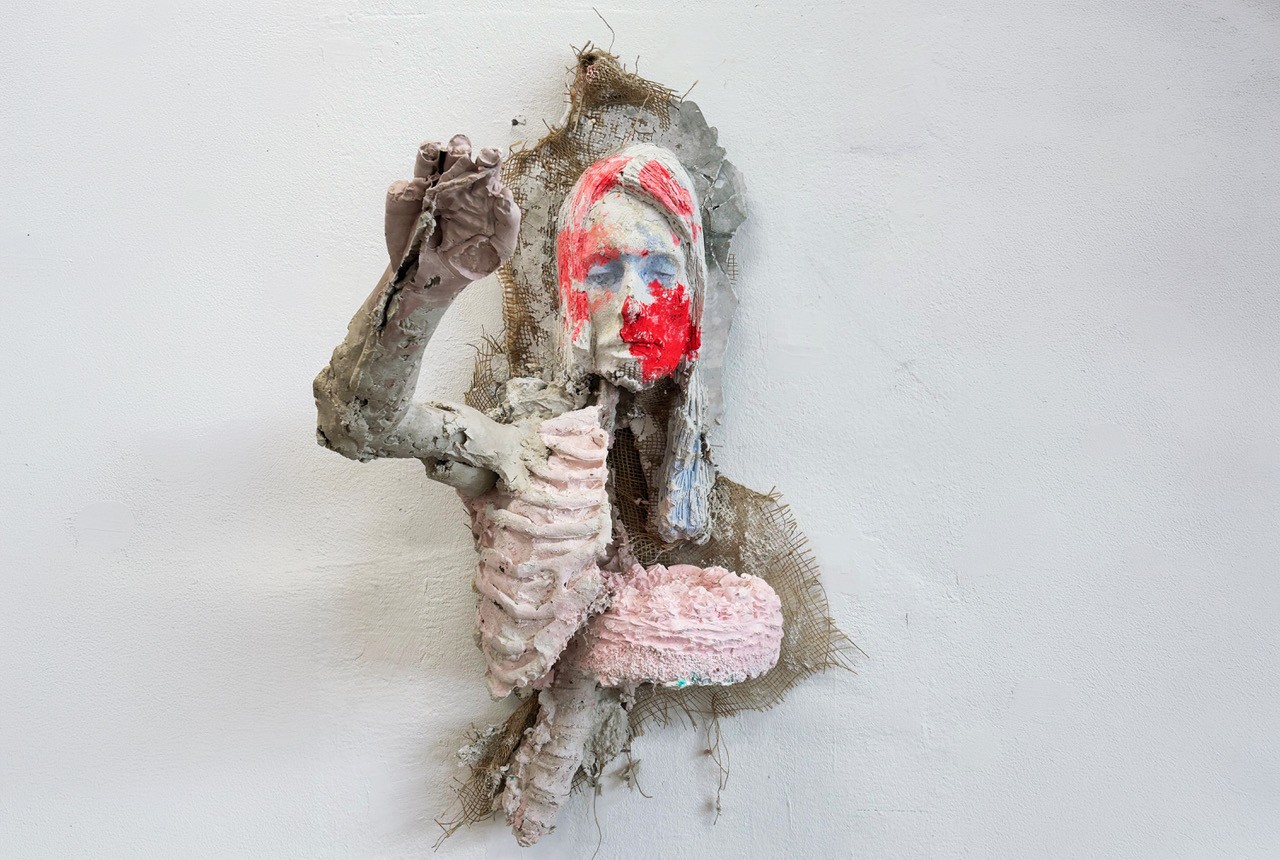 Folkert de Jong Godspeed, 2026 Plâtre, ciment, toile de jute, métal, pigments. Plaster, cement, burlap, metal, pigments. 40 x 60 x 50 cm 15 3/4 x 23 5/8 x 19 3/4 inches