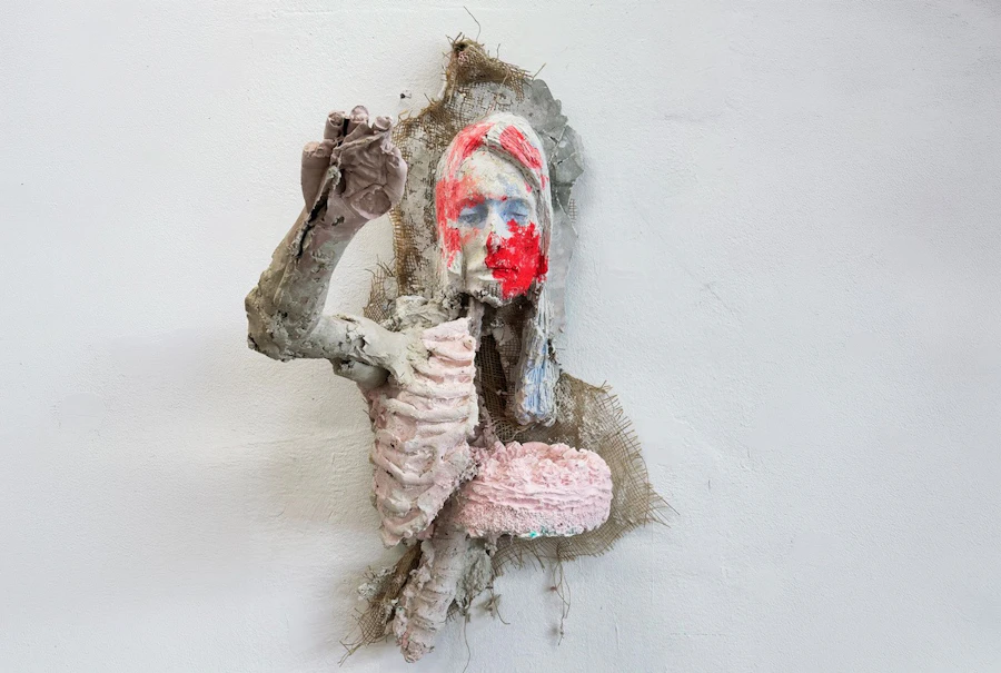 Folkert de Jong Godspeed, 2026 Plâtre, ciment, toile de jute, métal, pigments. Plaster, cement, burlap, metal, pigments. 40 x 60 x 50 cm 15 3/4 x 23 5/8 x 19 3/4 inches