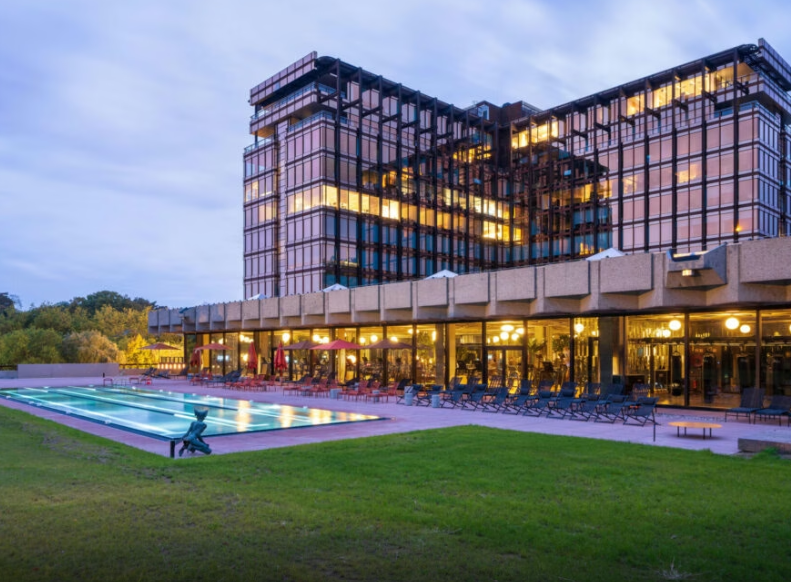 The floating building La Royale Belge / MIX