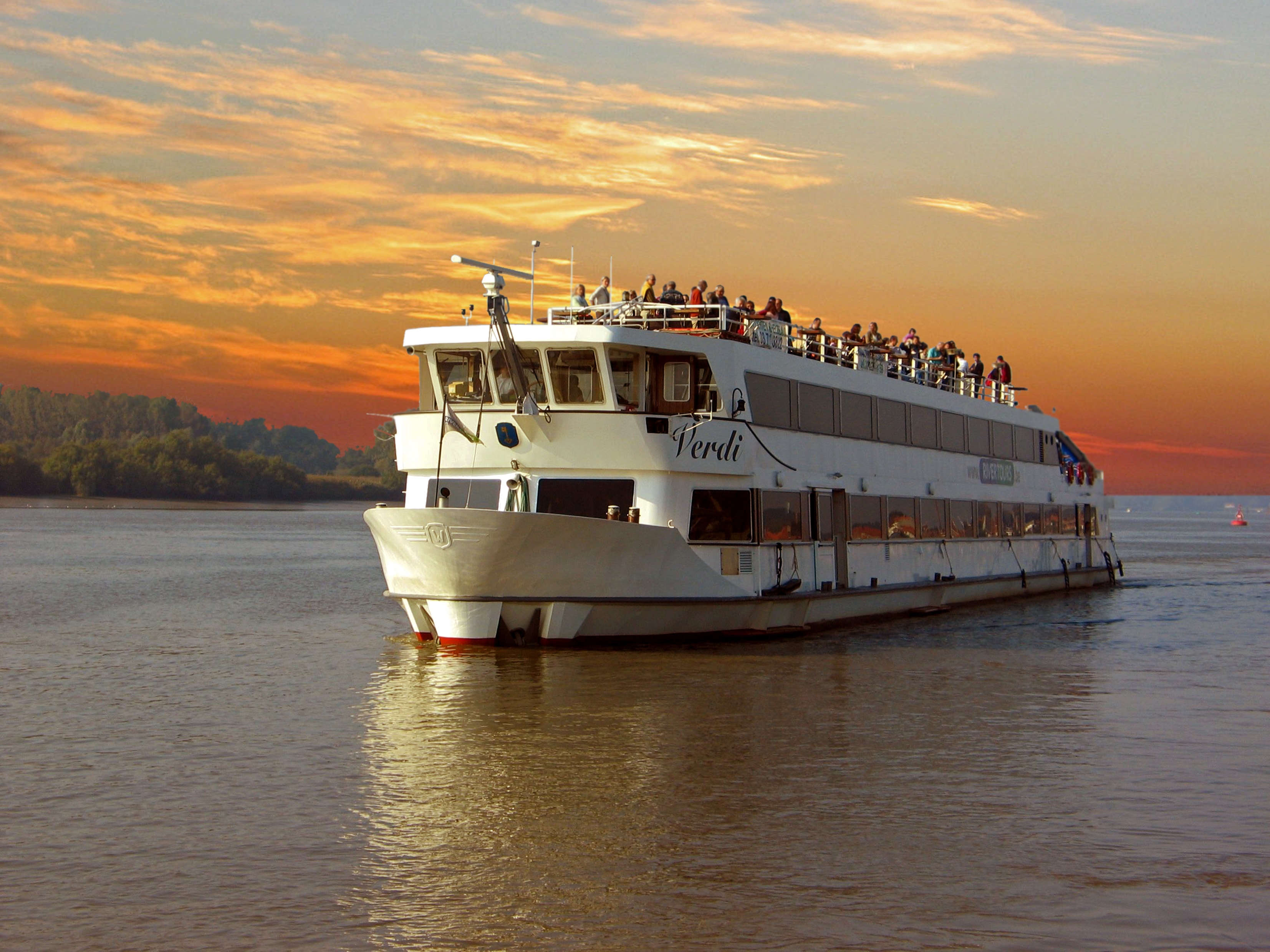 Rent a ship for your excursion, teambuilding, birthday party....