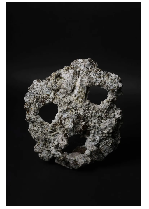 Jonas Moënne Cairns , 2026 Débris de granit cuits à très haute température, émail et verre de sable. 30 cm ⌀