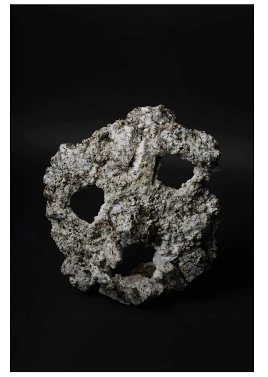 Jonas Moënne Cairns , 2026 Débris de granit cuits à très haute température, émail et verre de sable. 30 cm ⌀