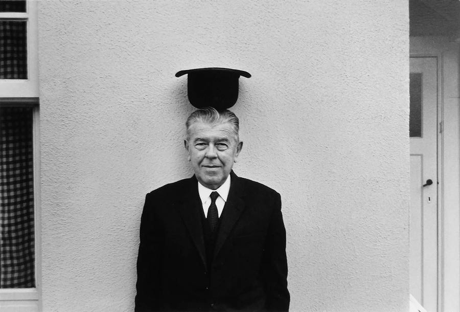 Duane Michals, René Magritte, Bruxelles 1965. Tirage argentique. 25 x 17 cm.