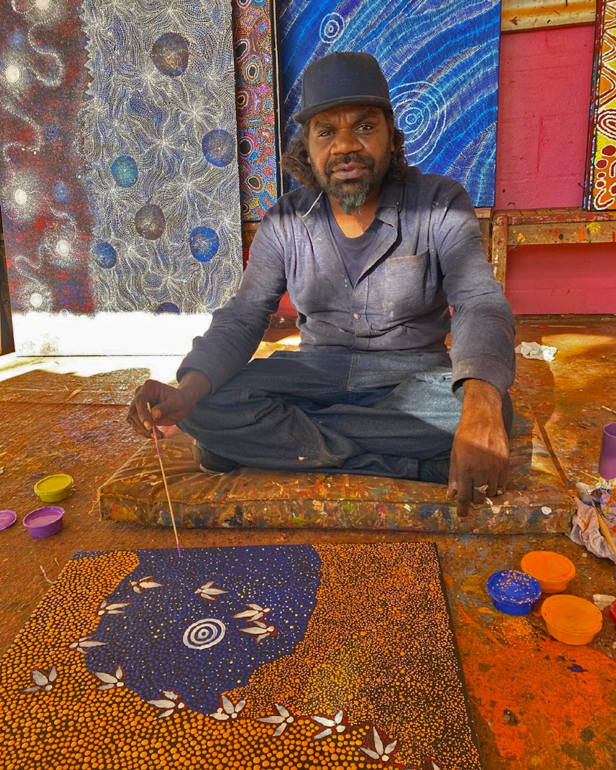 L'artiste Lloyd Jampijinpa Brown en préparation d'une de ses œuvres. © Photo with the courtesy of the artist and Yuendumu - Warlu.