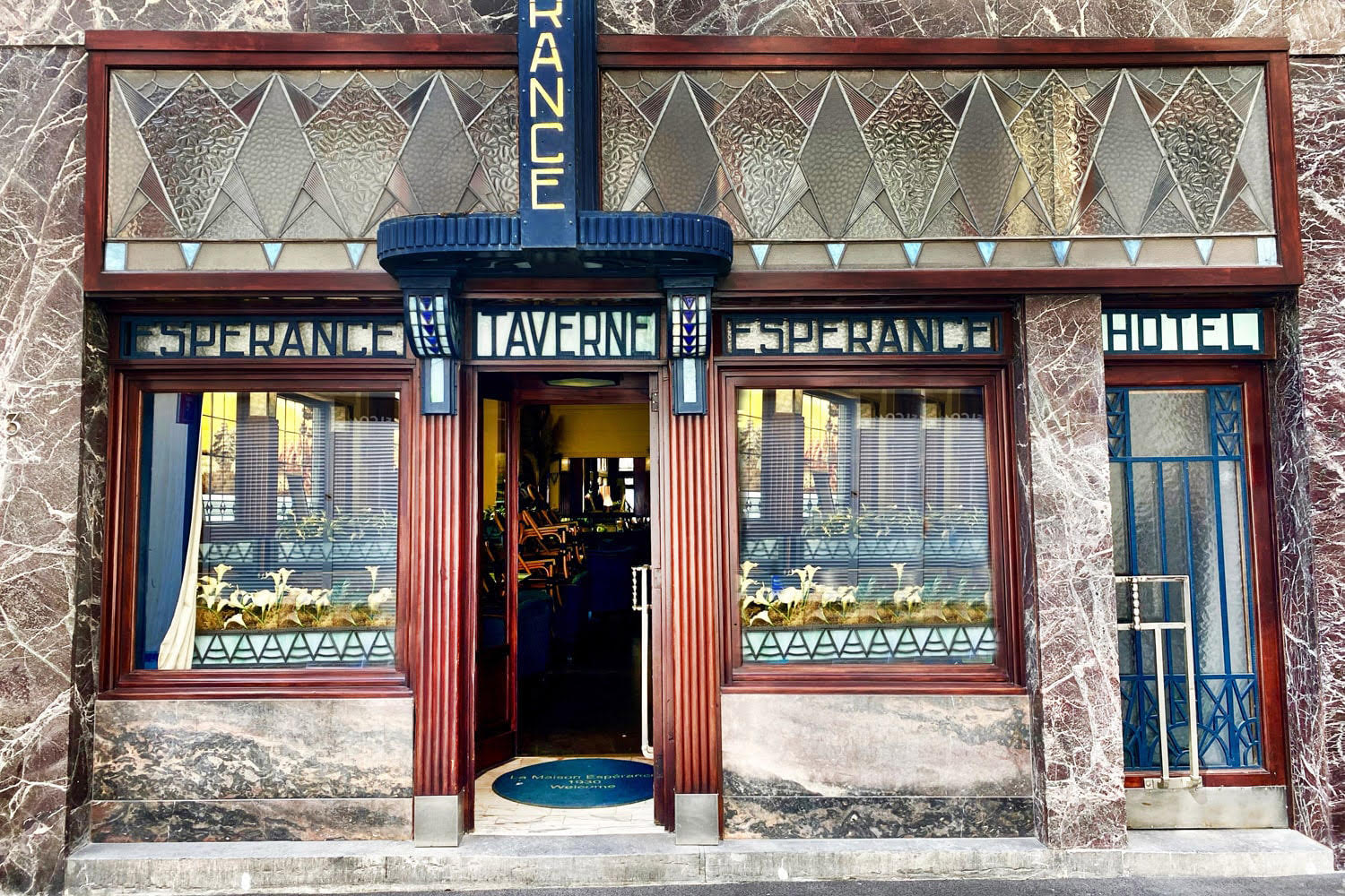 Quand les estaminets racontent l'Art nouveau et l'Art Déco — In front of the steps of the Bourse, Place de la Bourse