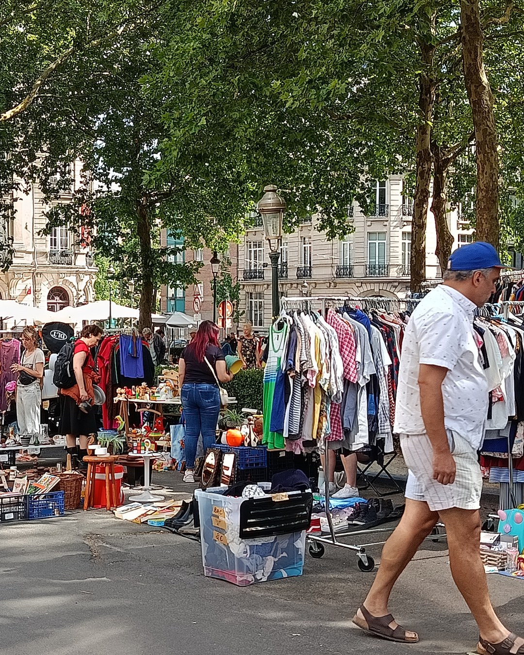 Brocante de l'Hôtel de ville — Place Van Meenen Market