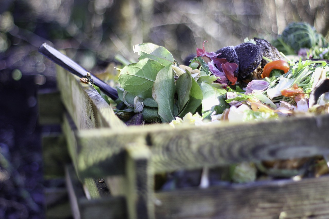 Le compostage pour réduire vos déchets: retournement au jardin Hap
