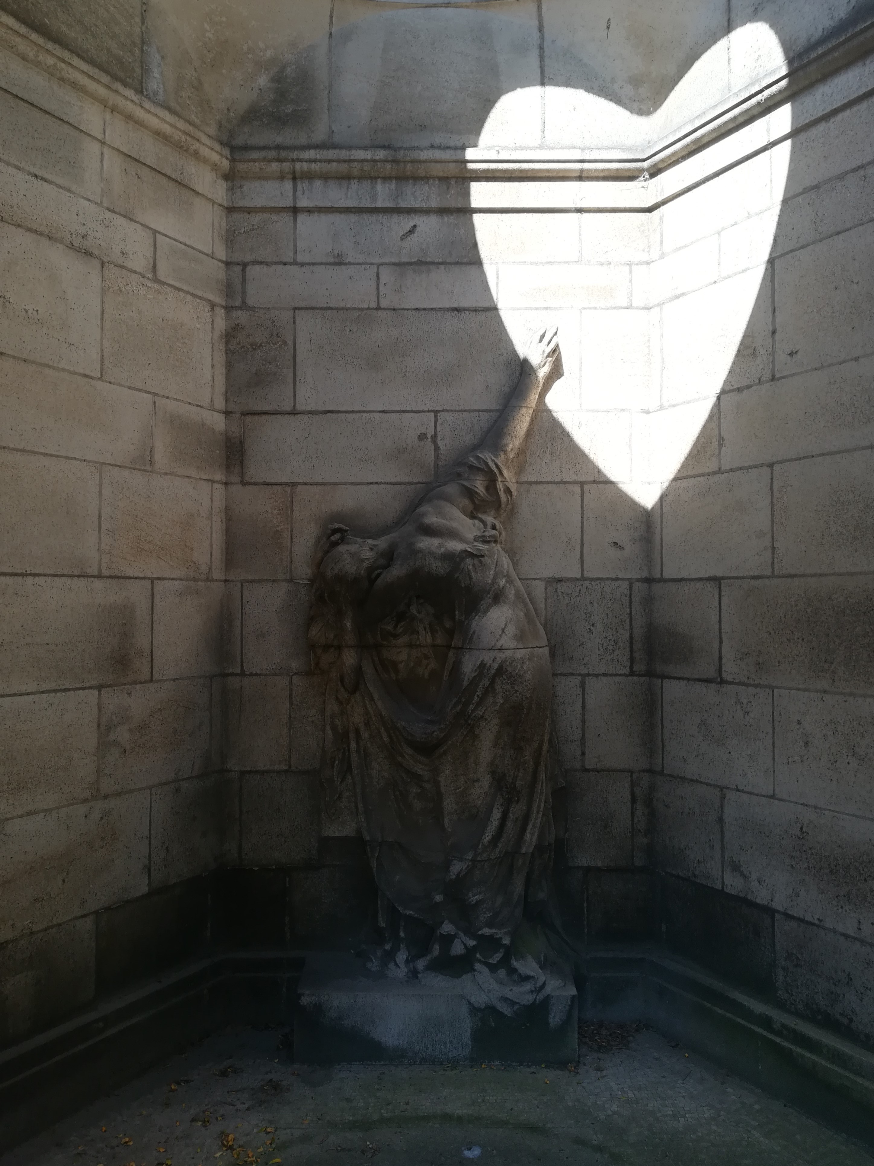 Rondleiding: Zomerzonnewende in het Kerkhof van Laken — at the entrance to Laeken Cemetery (Place de Notre-Dame)