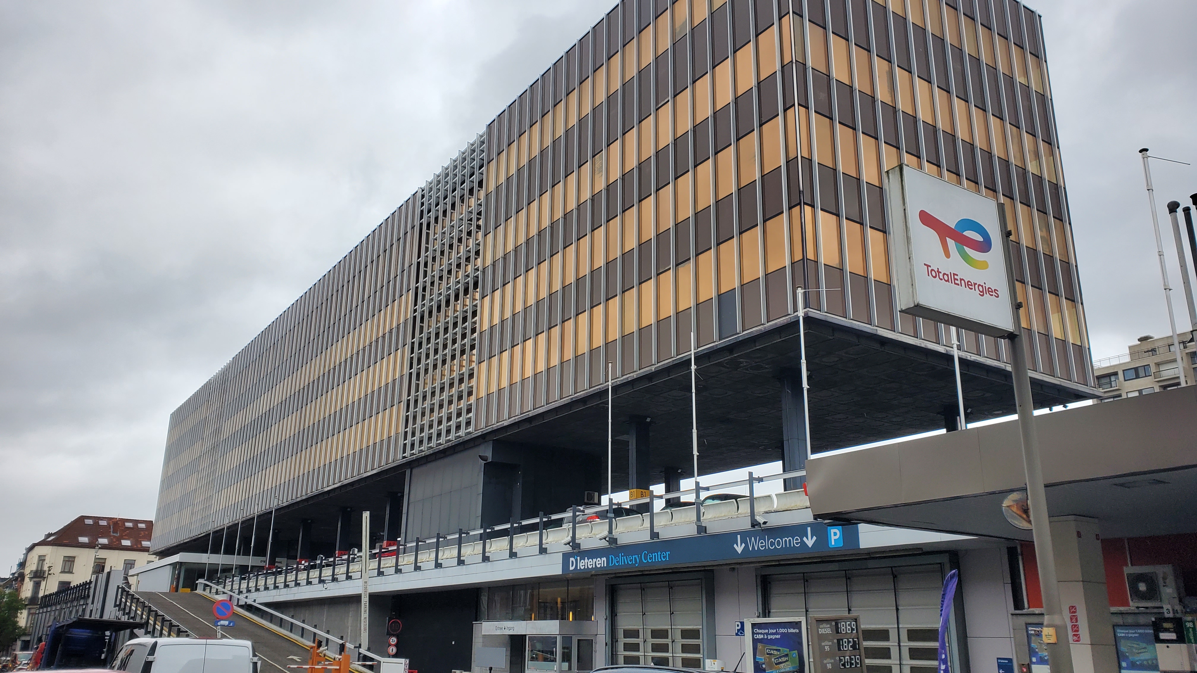 Défense de stationner : une histoire des garages en ville