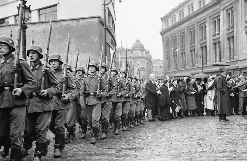 Les sanglots longs - Bruxelles sous l'occupation — Devant le Théâtre Royal du Parc