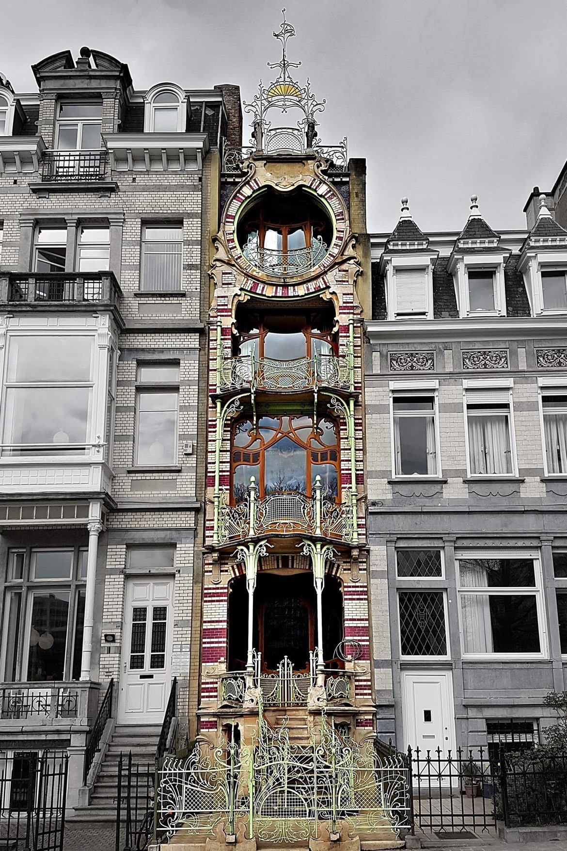 Art Nouveau dans le Quartier des Squares — Au bas du Square Marie Louise, à côté de la statue de La Cigale