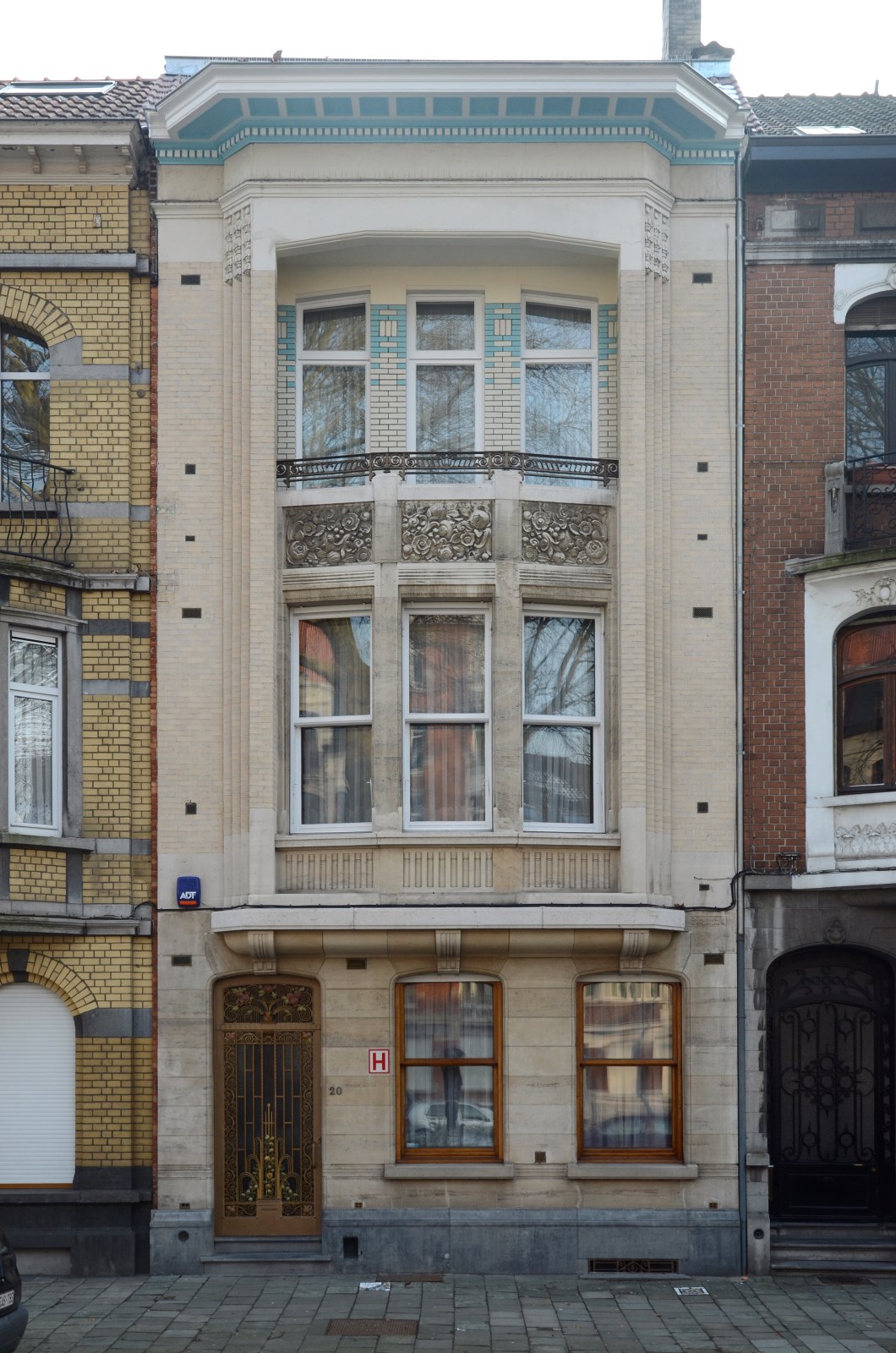 Art Nouveau and Art Deco in Schaerbeek — At the corner of chaussée de Haecht and avenue Louis Bertrand