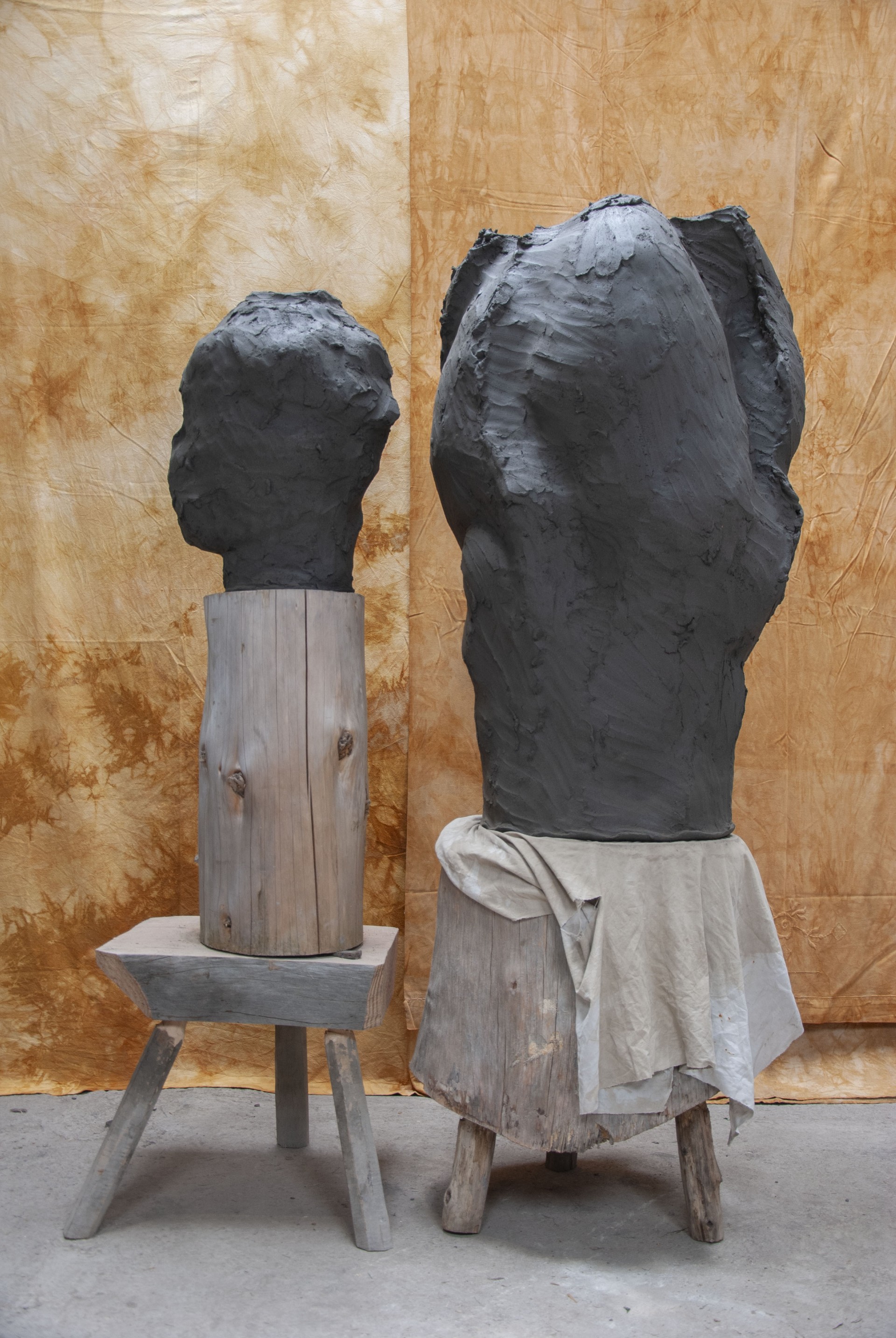 Île/Mer/Froid, Au centre d'un atelier ciel (Élisabeth Joulia, janvier 1983), 2026, grès de Saint-Amand cru, teintures végétales sur draps, bois, courtesy des artistes © Adagp, Paris, 2026  