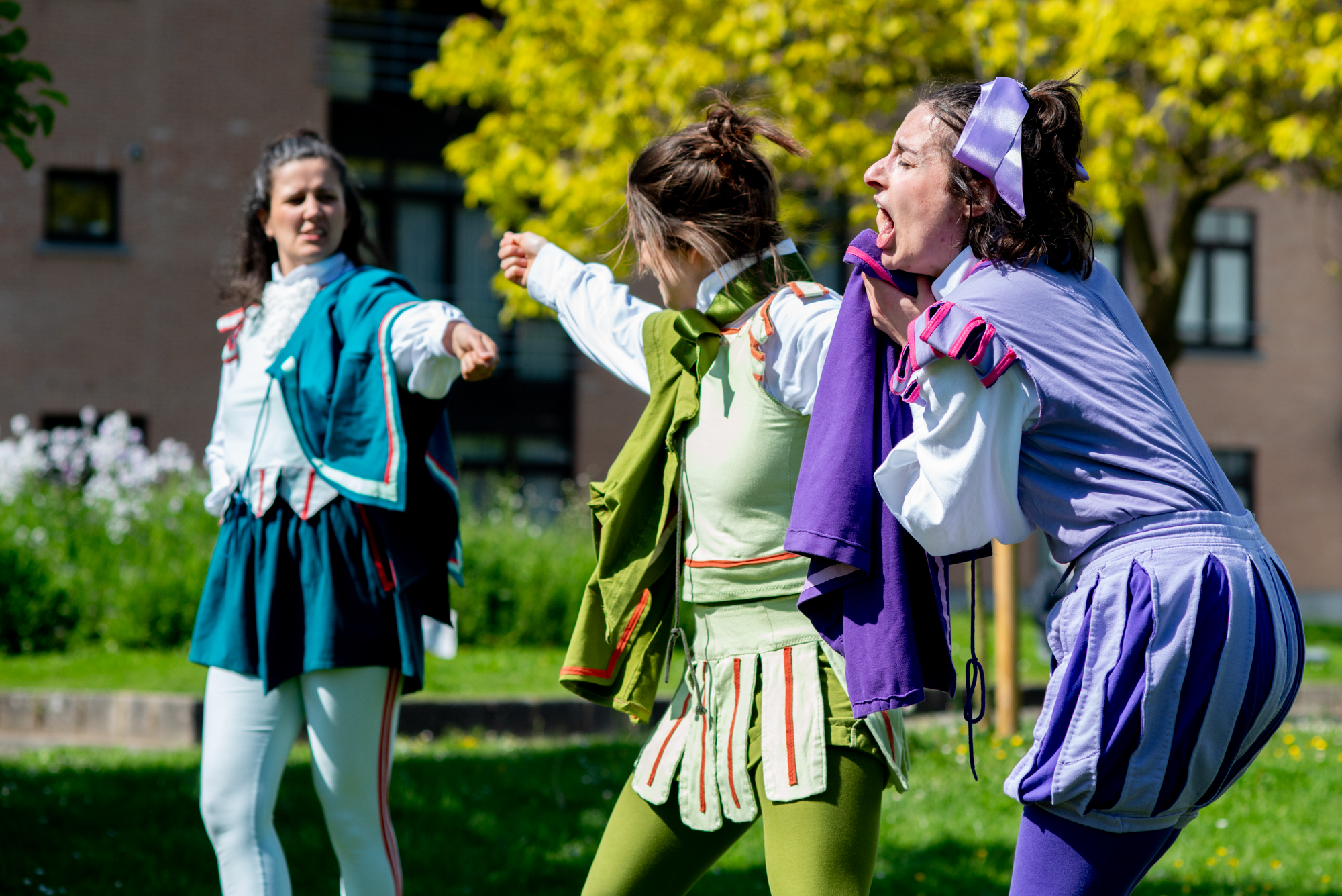 Oyez - Collectif Voilà ce qu'on va faire | Théâtre de rue — Ecole des étangs d'Ixelles