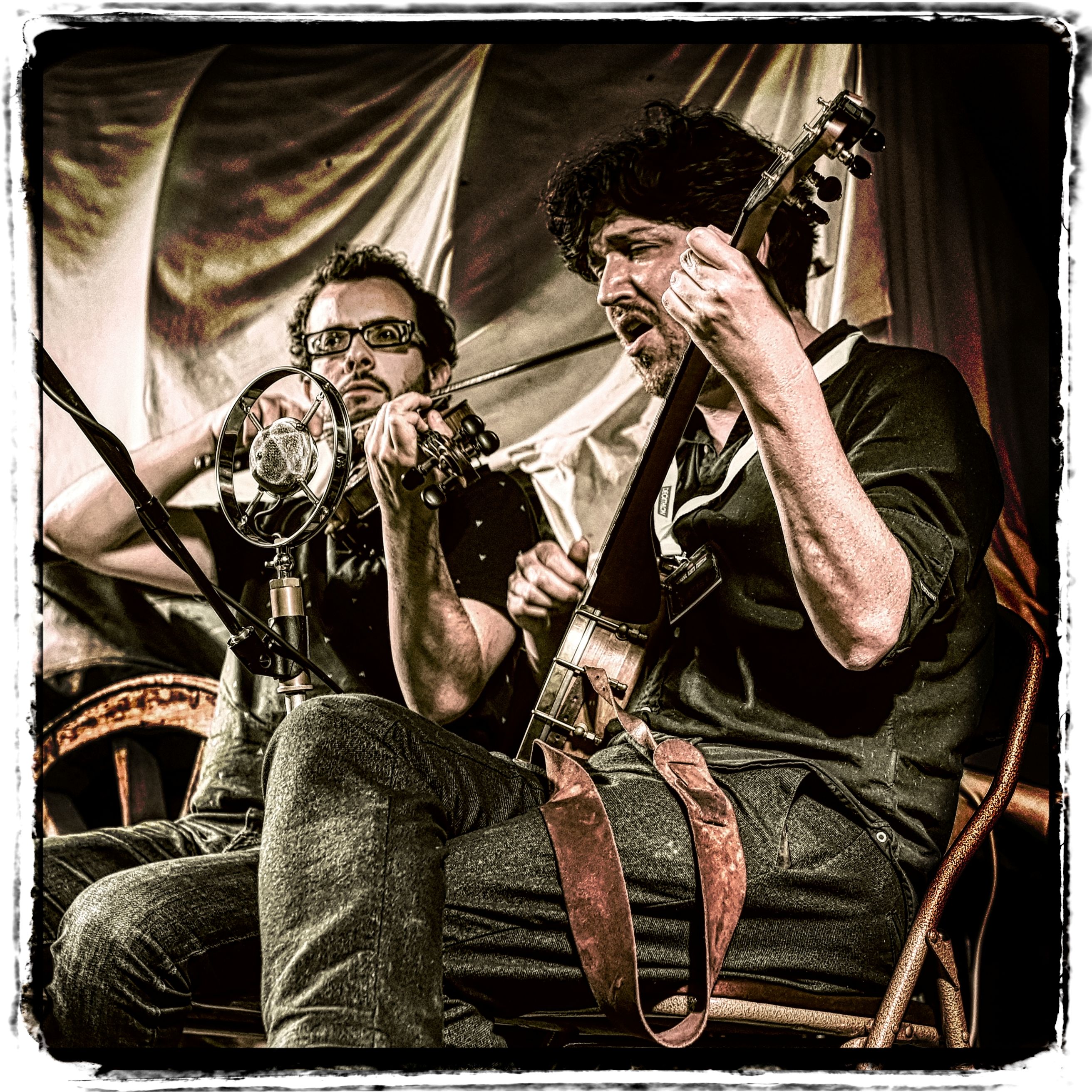 « Hills of Belgium » : duo violon/banjo/chant