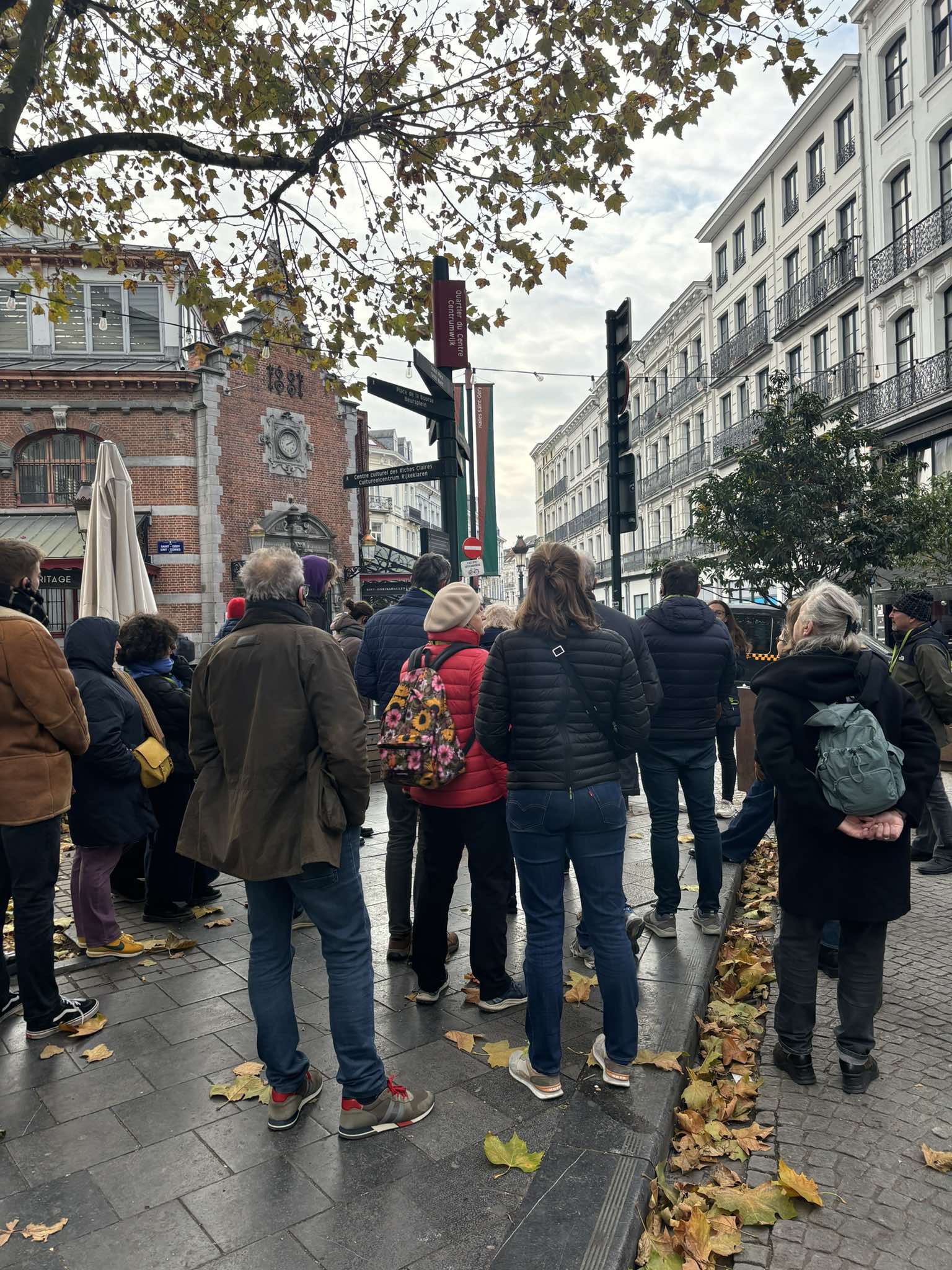 Surtourisme dans l'hypercentre — In front of the steps of the Stock Exchange