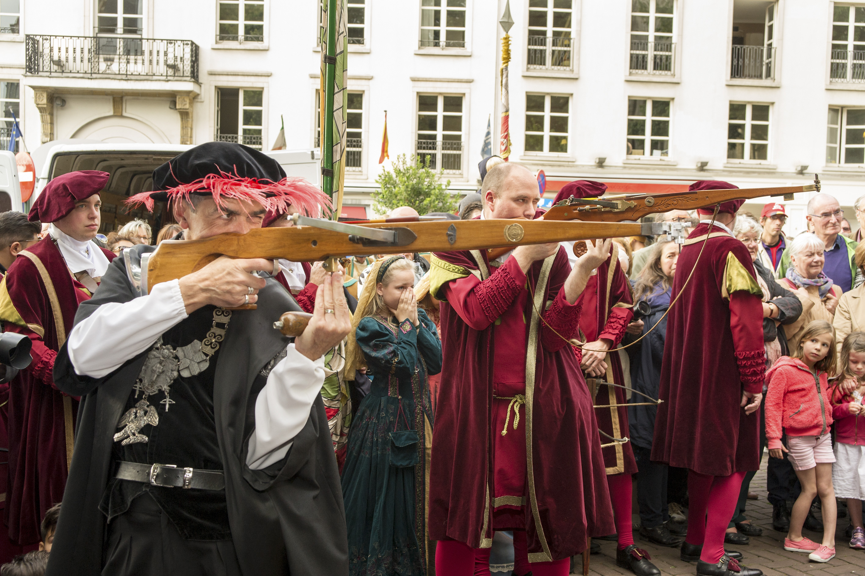 Crossbow shooting — In front of Notre-Dame du Sablon church