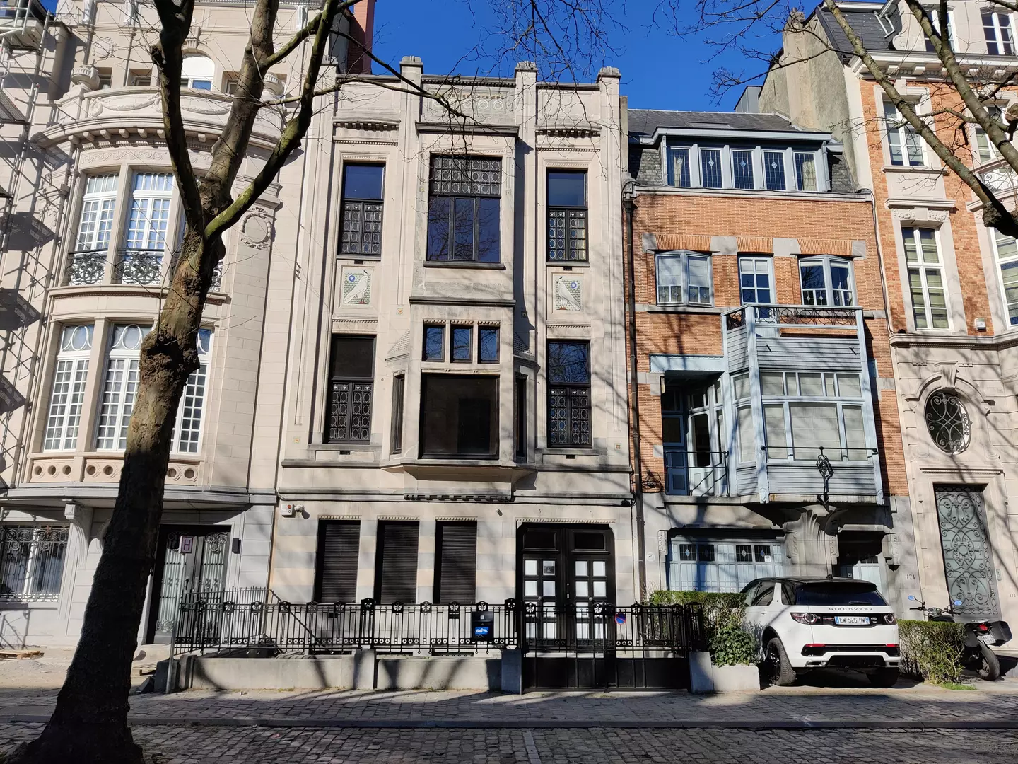 L'architecte Jean-Baptiste Dewin autour de l'avenue Molière — A l'angle du Square Larousse et de l'avenue de la Jonction
