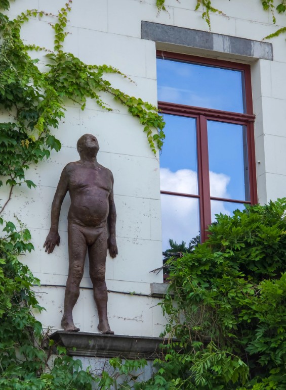 A stroll past Senne Dehandschutter’s “Lichtzoekers” sculptures — Bruxelles Centre