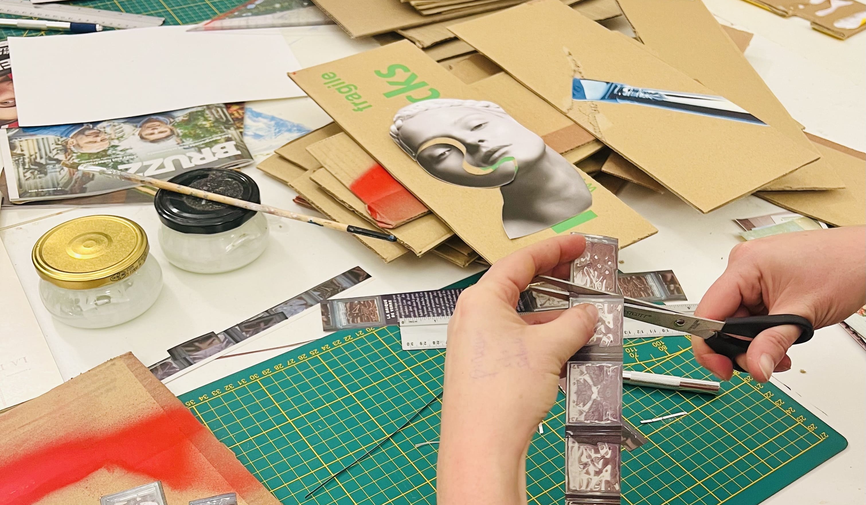 Initiation à l'art du collage