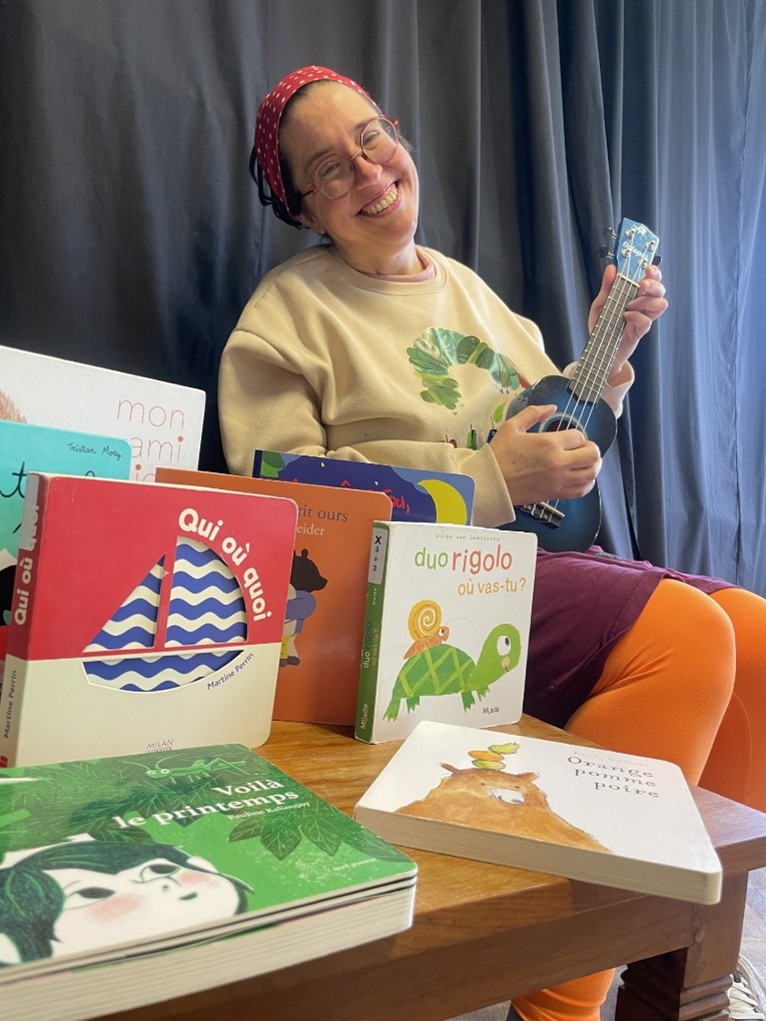 Bébé qui lit — La BIblio de Saint-Gilles