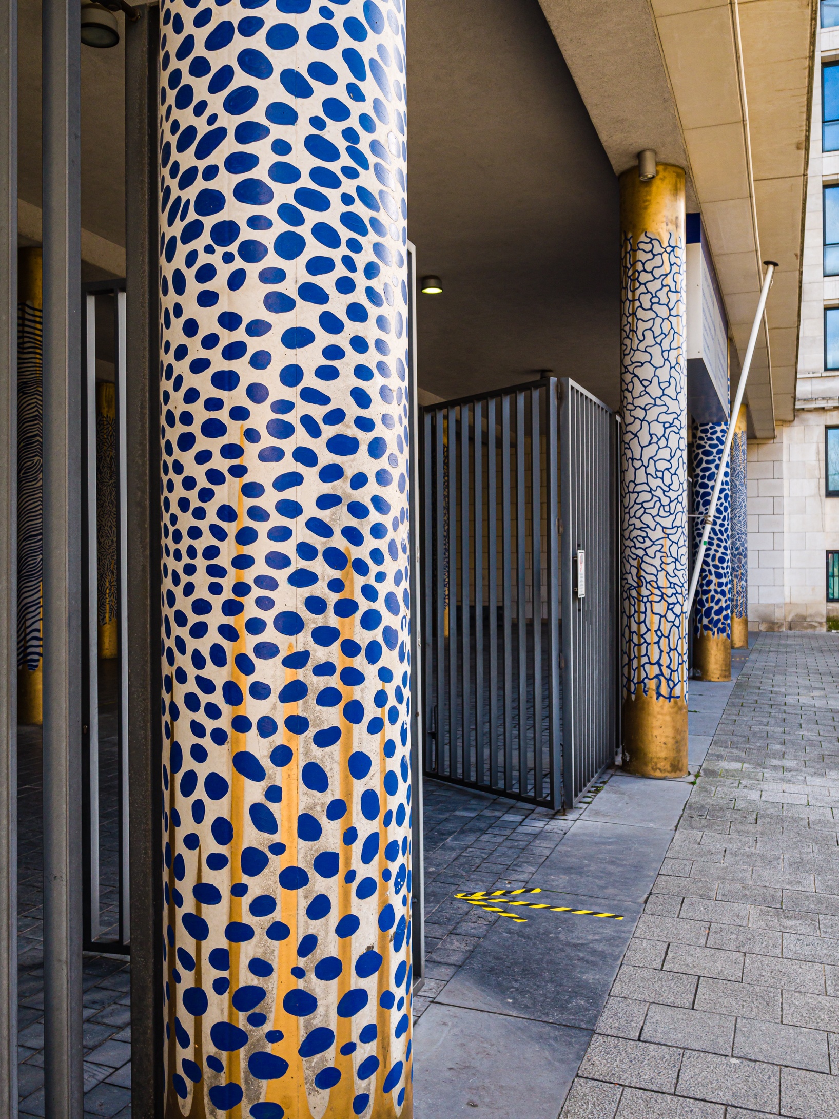 Blue and gold Visit Brussels